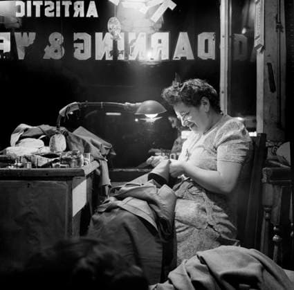 Jewish woman darning clothes in window of darning and weaving shop, Broome Street, New York City, New York, USA, Marjory Collins, U.S. Office of War Information, August 1942  Copyright: xCircaxImagesx ghi-circa12530
