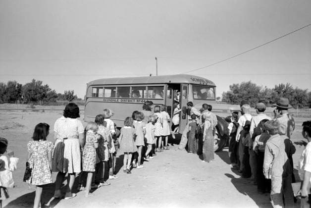 Archivbilder der Woche KW17 Children of migratory laborers who are living at migratory labor camp boarding school bus, Agua Fria, Arizona, USA, Russell Lee, U.S. Farm Security Administration, March 1940  Copyright: xCircaxImagesx ghi-circa12583