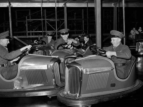 Archivbilder der Woche KW17 Marines riding electric automobiles, Mission Beach amusement center, San Diego, California, USA, Russell Lee, U.S. Farm Security Administration, May 1941  Copyright: xCircaxImagesx ghi-circa12593