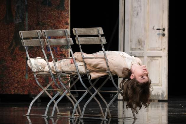 Bilder des Jahres 2024, Entertainment 04 April Entertainment Themen der Woche KW17 Entertainment Bilder des Tages Linda Stockfleth spielt im Theaterstück Der einsame Weg von Arthur Schnitzler, Fotoprobe am 24.4.2024 im Ernst Deutsch Theater Hamburg *** Linda Stockfleth plays in the play Der einsame Weg by Arthur Schnitzler, photo rehearsal on 24 4 2024 at the Ernst Deutsch Theater Hamburg