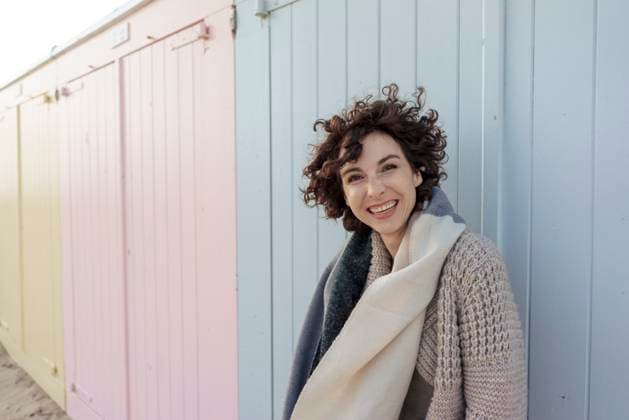 Creative Highlights Symbolbilder Happy woman leaning on beach hut model released, Symbolfoto, KNSF10183