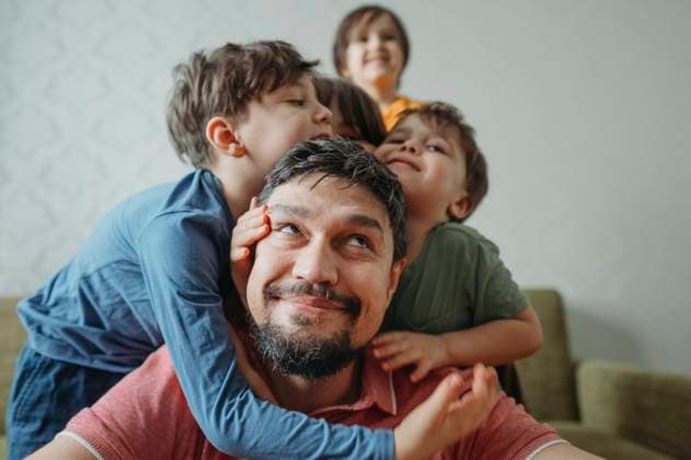 Creative Highlights Symbolbilder Father having fun with playful children at home model released, Symbolfoto property released, ANAF02849