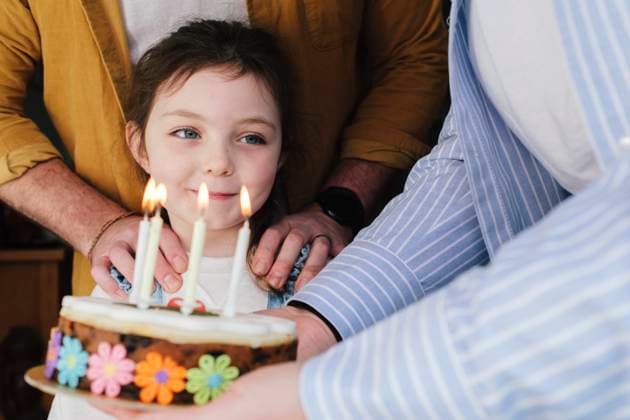 Creative Highlights Symbolbilder Parents celebrating daughter s birthday at home model released, Symbolfoto property released, ASGF05029
