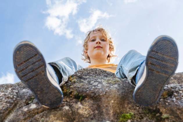 Creative Highlights Symbolbilder Blond boy sitting on rock model released, Symbolfoto, IHF01913