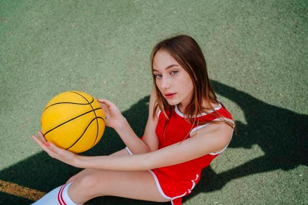 Creative Highlights Symbolbilder Basketball player sitting with ball on ground in schoolyard model released, Symbolfoto, MDOF02031