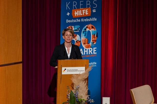 Grußwort Dr. Ruth ROSENBERGER (Haus der Geschichte) - 50 Jahre Deutsche Krebshilfe - Podiumsdiskussion Wie Mildred Scheel und die Deutsche Krebshilfe Geschichte schrieben und Lesung zum Buch Im Mittelpunkt der Mensch (Dr. Heike Specht) im Haus der Geschichte in Bonn 24.04.2024 Bonn Gronau NRW Deutschland Copyright: xBonn.digitalx xMarcxJohnx