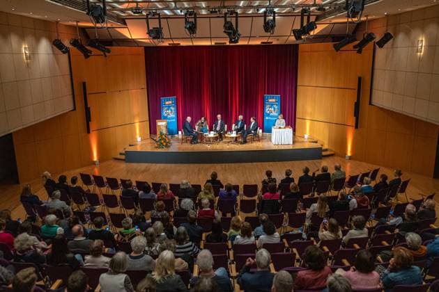Moderator, Journalist und Autor Jörg THADEUSZ, Buchautorin Dr. Heike SPECHT, Prof. Dr. Heribert JÜRGENS (Universitätsklinikum Münster), Vorstandsvorsitzender Gerd NETTEKOVEN (Deutsche Krebshilfe), Prof. Dr. Carsten BOKEMEYER (Universitätsklinikum Hamburg Eppendorf) und Schauspielerin Mariele MILLOWITSCH - 50 Jahre Deutsche Krebshilfe - Podiumsdiskussion Wie Mildred Scheel und die Deutsche Krebshilfe Geschichte schrieben und Lesung zum Buch Im Mittelpunkt der Mensch (Dr. Heike Specht) im Haus der Geschichte in Bonn 24.04.2024 Bonn Gronau NRW Deutschland Copyright: xBonn.digitalx xMarcxJohnx