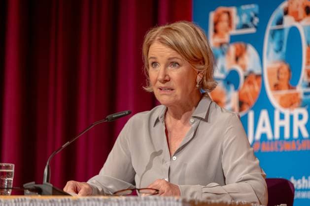 Lesung von Schauspielerin Mariele MILLOWITSCH - 50 Jahre Deutsche Krebshilfe - Podiumsdiskussion Wie Mildred Scheel und die Deutsche Krebshilfe Geschichte schrieben und Lesung zum Buch Im Mittelpunkt der Mensch (Dr. Heike Specht) im Haus der Geschichte in Bonn 24.04.2024 Bonn Gronau NRW Deutschland Copyright: xBonn.digitalx xMarcxJohnx