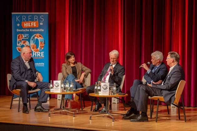 Moderator, Journalist und Autor Jörg THADEUSZ, Buchautorin Dr. Heike SPECHT, Prof. Dr. Heribert JÜRGENS (Universitätsklinikum Münster), Vorstandsvorsitzender Gerd NETTEKOVEN (Deutsche Krebshilfe) und Prof. Dr. Carsten BOKEMEYER (Universitätsklinikum Hamburg Eppendorf) - 50 Jahre Deutsche Krebshilfe - Podiumsdiskussion Wie Mildred Scheel und die Deutsche Krebshilfe Geschichte schrieben und Lesung zum Buch Im Mittelpunkt der Mensch (Dr. Heike Specht) im Haus der Geschichte in Bonn 24.04.2024 Bonn Gronau NRW Deutschland Copyright: xBonn.digitalx xMarcxJohnx