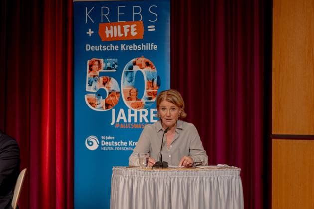 Lesung von Schauspielerin Mariele MILLOWITSCH - 50 Jahre Deutsche Krebshilfe - Podiumsdiskussion Wie Mildred Scheel und die Deutsche Krebshilfe Geschichte schrieben und Lesung zum Buch Im Mittelpunkt der Mensch (Dr. Heike Specht) im Haus der Geschichte in Bonn 24.04.2024 Bonn Gronau NRW Deutschland Copyright: xBonn.digitalx xMarcxJohnx