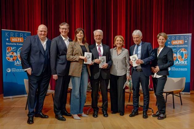 News Bilder des Tages Moderator, Journalist und Autor Jörg THADEUSZ, Prof. Dr. Carsten BOKEMEYER (Universitätsklinikum Hamburg Eppendorf), Buchautorin Dr. Heike SPECHT, Prof. Dr. Heribert JÜRGENS (Universitätsklinikum Münster), Schauspielerin Mariele MILLOWITSCH, Vorstandsvorsitzender Gerd NETTEKOVEN (Deutsche Krebshilfe) und Dr. Ruth ROSENBERGER (Haus der Geschichte) - 50 Jahre Deutsche Krebshilfe - Podiumsdiskussion Wie Mildred Scheel und die Deutsche Krebshilfe Geschichte schrieben und Lesung zum Buch Im Mittelpunkt der Mensch (Dr. Heike Specht) im Haus der Geschichte in Bonn 24.04.2024 Bonn Gronau NRW Deutschland Copyright: xBonn.digitalx xMarcxJohnx