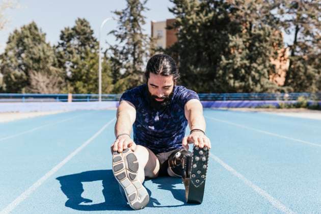 Creative Highlights Symbolbilder Athlete with artificial leg stretching on track model released, Symbolfoto, PBTF00572