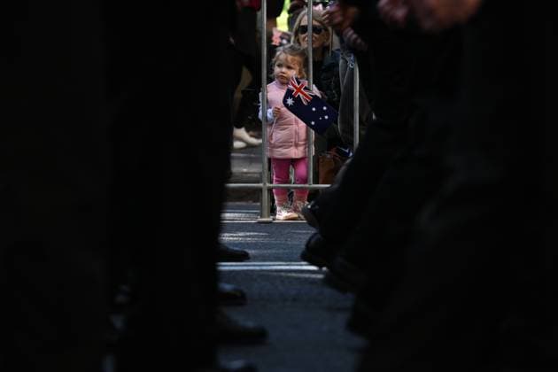 News Themen der Woche KW17 News Bilder des Tages ANZAC DAY SYDNEY, A young spectator looks on during Anzac Day March in Sydney, Thursday, April 25, 2024. Thousands of Australians will gather to commemorate the contribution of Australian defence personnel at Anzac Day services across the country. ( NO ARCHIVING, EDITORIAL USE ONLY, NO USE IN BOOKS WITHOUT CONSENT SYDNEY NEW SOUTH WALES AUSTRALIA  Copyright: xDEANxLEWINSx 20240425167386033580