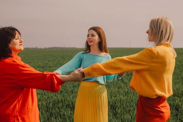 Creative Highlights Symbolbilder Happy family holding hands and standing on green wheat field model released, Symbolfoto, VSNF01838