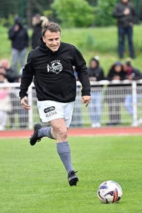 Macron Takes Part In Charity Football Match - Plaisir President Emmanuel Macron warms up prior to the Varietes Club charity football match to benefit children in hospital, in Bernard Giroux stadium, in Plaisir, outside Paris, France on April 24, 2024. Photo by Eric Tschaen Pool ABACAPRESS.COM Plaisir IDF France  Copyright: xTschaenxEric Pool ABACAx