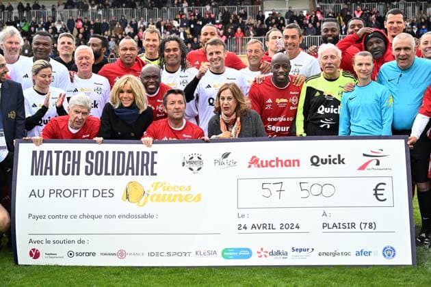 Macron Takes Part In Charity Football Match - Plaisir President Emmanuel Macron, president s wife Brigitte Macron France s head coach Didier Deschamps pose with participants as they hold a charitable donation check at the end of the Varietes Club charity football match to benefit children in hospital, in Bernard Giroux stadium, in Plaisir, outside Paris, France on April 24, 2024. Photo by Eric Tschaen Pool ABACAPRESS.COM Plaisir IDF France  Copyright: xTschaenxEric Pool ABACAx