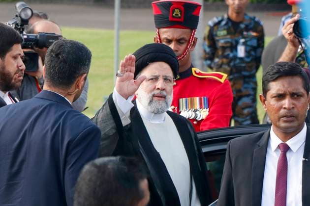 News Bilder des Tages Iran s President Ebrahim Raisi arrives at Bandaranaike International Airport Iran s President Ebrahim Raisi waves upon arriving at Bandaranaike International Airport in Katunayake near Colombo to inaugurate a power and irrigation project, unaccompanied by his interior minister who is being sought for arrest over a deadly 1994 bombing. Colombo Western Province Sri Lanka Copyright: SamanxAbesiriwardana