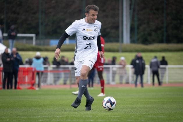 Macron Takes Part In Charity Football Match - Plaisir President Emmanuel Macron during the Varietes Club charity football match to benefit children in hospital, in Bernard Giroux stadium, in Plaisir, outside Paris, France on April 24, 2024. Photo by Eric Tschaen Pool ABACAPRESS.COM Plaisir France  Copyright: xTschaenxEric Pool ABACAx