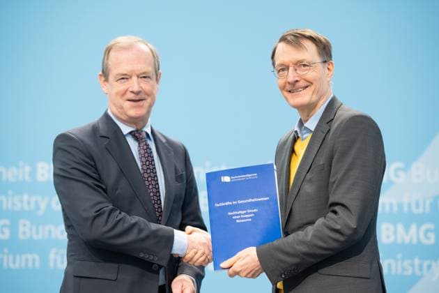 News Themen der Woche KW17 News Bilder des Tages Pressekonferenz Übergabe Gutachten Sachverständigenrat zu Fachkräften im Gesundheitswesen Bundesgesundheitsminister Karl Lauterbach (rechts) mit Prof. Michael Hallek, Vorsitzender Sachverständigenrat Gesundheit & Pflege SVR;Pressekonferenz Übergabe Gutachten Sachverständigenrat zu Fachkräften im Gesundheitswesen Bundesgesundheitsminister Karl Lauterbach (rechts) mit Prof. Michael Hallek, Vorsitzender Sachverständigenrat Gesundheit & Pflege SVR, Berlin Berlin Deutschland BMG *** Press conference Handover of the report by the Expert Council on Healthcare Professionals Federal Minister of Health Karl Lauterbach on the right with Prof Michael Hallek, Chairman of the Expert Council on Healthcare Professionals SVR Press co