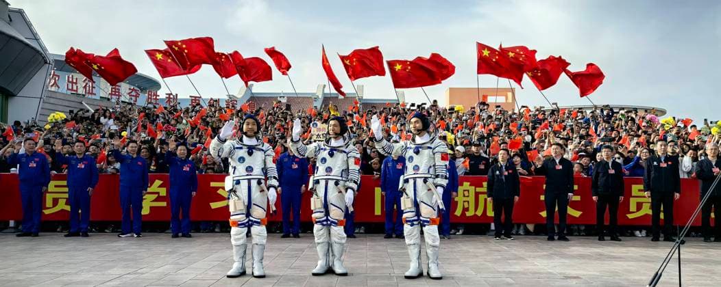 Bilder des Jahres 2024, News 04 April News Themen der Woche KW17 News Bilder des Tages China, Raumfahrer der Shenzhou 18 Crew in Jiuquan (240425) -- JIUQUAN, April 25, 2024 -- Chinese taikonauts Ye Guangfu (R), Li Cong (C) and Li Guangsu attend a see-off ceremony at the Jiuquan Satellite Launch Center in northwest China on April 25, 2024. A see-off ceremony for three taikonauts of the Shenzhou-18 crewed space mission was held on Thursday at the Jiuquan Satellite Launch Center in northwest China. ) (EyesonSci) CHINA-SHENZHOU-18-TAIKONAUTS-SEE-OFF CEREMONY (CN) LixGang 