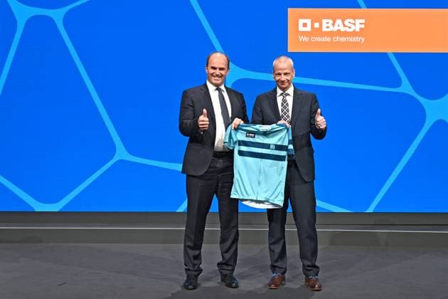 News Themen der Woche KW17 News Bilder des Tages BASF SE - Hauptversammlung. Martin Brudermüller ( scheidender Vorstandsvorsitzender BASF SE ) links und Markus Kamieth ( Vorstandsvorsitzender BASF SE ) anläßlich der Hauptversammlung der BASF SE am 25.04.2024 im Rosengarten Mannheim. 20240425MWI129428 *** BASF SE Annual Meeting Martin Brudermüller outgoing Chairman of the Board of Executive Directors BASF SE left and Markus Kamieth Chairman of the Board of Executive Directors BASF SE on the occasion of the Annual Meeting of BASF SE on 25 April 2024 at Rosengarten Mannheim 20240425MWI129428
