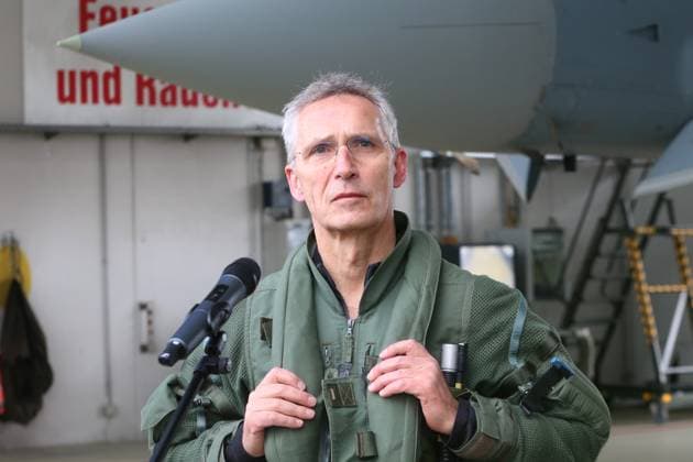 News Themen der Woche KW17 News Bilder des Tages Der Nato-Generalsekretär Jens Stoltenberg besucht am Donnerstag (25.04.2024) in Laage (landkreis Rostock) das Taktische Luftwaffengeschwader 73 Steinhoff . Dort macht es sich persönlich ein Bild von den Fähigkeiten der sogenannten Quick Reaction Alert (QRA) der Luftwaffe, die zur integrierten Luftverteidigung und Flugkörperabwehr der Nato beiträgt. Dabei führt er zudem Gespräche mit Piloten und gibt ein Pressestatement. *** NATO Secretary General Jens Stoltenberg visits the Tactical Air Force Wing 73 Steinhoff on Thursday 25 April 2024 in the Rostock district of Laage There he will personally see the capabilities of the Air Forces Quick Reaction Alert QRA, which contributes to NATOs integrated air defense and missile defense He will also