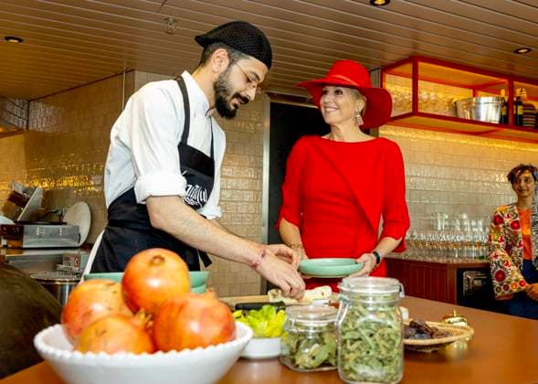 Entertainment Themen der Woche KW17 Entertainment Bilder des Tages 25-04-2024 Amsterdam Queen Maxima preparing a flat bread with the cook, Ghaith, at the opening of the new location of A Beautiful Mess in Amsterdam. With this social restaurant with event and workshop spaces, the Refugee Company Foundation wants to work on participation and inclusion of people with a refugee background. Â  Copyright: xPPEx