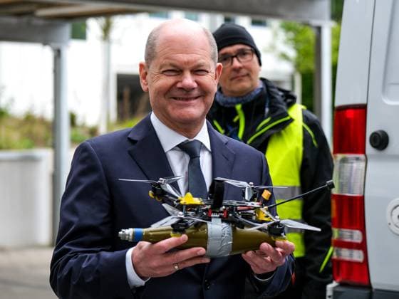News Themen der Woche KW17 News Bilder des Tages Wiesbaden Bundeskanzler Olaf Scholz besucht das Bundeskriminalamt (BKA), Wiesbaden, 25.04.2024. Bundeskanzler Olaf Scholz (SPD) haelt eine Drohne in der Hand. Bundeskanzler Olaf Scholz besucht das Bundeskriminalamt (BKA), Wiesbaden, 25.04.2024. *** Wiesbaden Federal Chancellor Olaf Scholz visits the Federal Criminal Police Office BKA , Wiesbaden, 25 04 2024 Federal Chancellor Olaf Scholz SPD holds a drone in his hand Federal Chancellor Olaf Scholz visits the Federal Criminal Police Office BKA , Wiesbaden, 25 04 2024 Copyright: xEibner-Pressefoto FlorianxWieganx EP_FWD