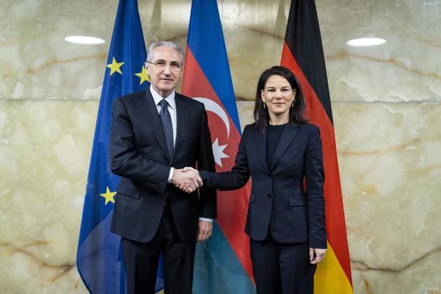 News Themen der Woche KW17 News Bilder des Tages Mukhtar Babayev, Minister fuer Oekologie und Rohstoffe der Republik Aserbaidschan, und Annalena Baerbock (Buendnis 90 Die Gruenen), Bundesaussenministerin, aufgenommen im Rahmen des 15. Petersberger Klimadialogs im Auswaertigen Amt in Berlin, 25.04.2024. Fotografiert im Auftrag des Auswaertigen Amtes. Berlin Deutschland *** Mukhtar Babayev, Minister of Ecology and Natural Resources of the Republic of Azerbaijan, and Annalena Baerbock Buendnis 90 Die Gruenen , Federal Foreign Minister, photographed during the 15 Petersberg Climate Dialogue at the Federal Foreign Office in Berlin, 25 04 2024 Photographed on behalf of the Federal Foreign Office Berlin Germany Copyright: xKiraxHofmannxAAxphotothek.dex