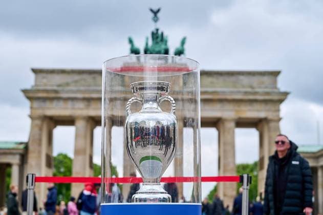 Bilder des Jahres 2024, News 04 April News Themen der Woche KW17 News Bilder des Tages 53 Tage bevor die Fußball-Europameisterschaft (UEFA European Football Championship) in Deutschland beginnt ist die Sieger-Pokal der UEFA EURO 2024 am Brandenburger Tor ausgestellt worden. 53 days before the UEFA European Football Championship kicks off in Germany, the UEFA EURO 2024 winner s trophy has been displayed at the Brandenburg Gate. snapshot-photography F.Boillot *** 53 days before the UEFA European Football Championship kicks off in Germany, the UEFA EURO 2024 winner s trophy has been displayed at the Brandenburg Gate 53 days before the UEFA European Football Championship kicks off in Germany, the UEFA EURO 2024 winner s trophy has been displayed at the Brandenburg Gate snapshot photography F Boillot