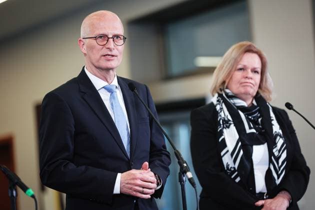 News Themen der Woche KW17 News Bilder des Tages Dr. Peter Tschentscher und Nancy Faeser während des Statements beim Pressetermin im Innenministerium zur Bekämpfung organisierter Drogenkriminalität, 25.4.2024, Bundesministerium des Innern und für Heimat, Berlin, Deutschland *** Dr Peter Tschentscher and Nancy Faeser during the statement at the press conference at the Ministry of the Interior on combating organized drug-related crime, 25 4 2024, Federal Ministry of the Interior and for Home Affairs, Berlin, Germany kreativmedia_drogenkriminalitaet_8