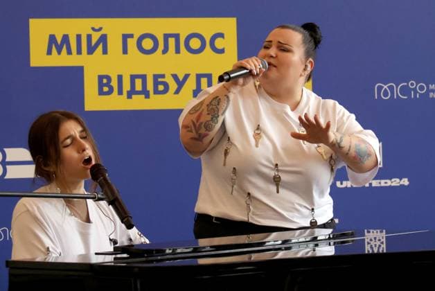Bilder des Jahres 2024, Entertainment 04 April Entertainment Themen der Woche KW17 Entertainment Bilder des Tages KYIV, UKRAINE - APRIL 25, 2024 - Singers Yana Shemaieva (Jerry Heil) (L) and Alona Savranenko (alyona alyona) who will represent Ukraine at the Eurovision Song Contest 2024 perform during the news conference held to announce the launch of the My Voice Rebuilds campaign aimed at raising funds to rebuild the gymnasium in Velyka Kostromka village, Dnipropetrovsk region, that was destroyed by a Russian rocket, Kyiv, capital of Ukraine. alyona alyona & Jerry Heil launch campaign to raise money to rebuild school in Dnipropetrovsk region  Copyright: xPavloxBahmutx
