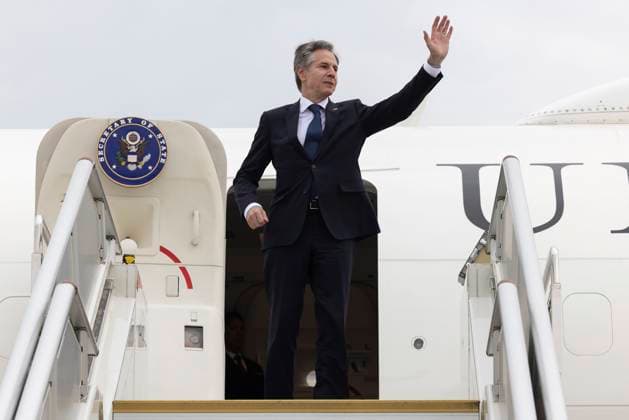April 25, 2024, Beijing, China: U.S Secretary of State Tony Blinken waves as he arrives at Beijing Capital International Airport, April 25, 2024, in Shanghai, China. Beijing China - ZUMAp138 20240425_zaa_p138_003 Copyright: xChuckxKennedy UsxStatex