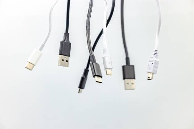 Chaos with different USB type connectors and standards exempted in studio Various black and white USB type A and type C cables and connectors cropped in studio against white background Copyright: xZoonar.com ACHIMxSCHNEIDERx 21353228