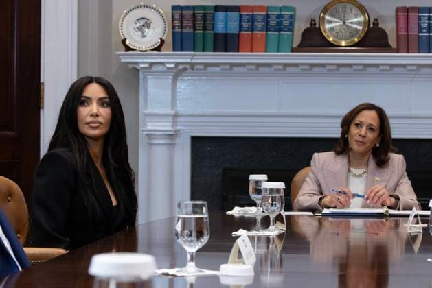 Bilder des Jahres 2024, Entertainment 04 April Entertainment Themen der Woche KW17 Vice President Kamala Harris attends an event with Kim Kardashian on Second Chance Month in the Roosevelt Room of the White House in Washington DC on Thursday, April 25, 2024.  WAX20240425610 MICHAELxREYNOLDS