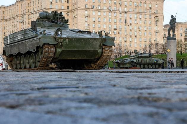 News Themen der Woche KW17 News Bilder des Tages RUSSIA, MOSCOW - APRIL 25, 2024: A German-made Marder infantry fighting vehicle (L) and a T-64BV tank captured by Russian servicemen during the special military operation are on display in Victory Park on Moscow s Poklonnaya Hill. The exhibition will show over 300 items of military hardware and equipment produced in the USA, the EU, South Africa, Australia, and Ukraine. Sergei Bulkin TASS  69412763