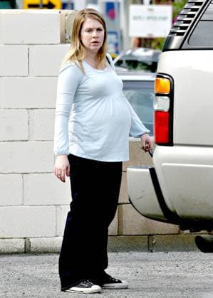 EXCLUSIVE Melissa Joan Hart - the thirtysomething expectant mom 19378, STUDIO CITY, CALIFORNIA - Tuesday January 8 2008. EXCLUSIVE A heavily-pregnant Melissa Joan Hart takes her toddler son Mason out for a bite to eat and a haircut in Studio City. Leaving the salon, Mason, who turns two on January 11, threw a tiny temper tantrum, but it didn t take Melissa long to convince her now giggling son that it was a good idea to go back to their car and head home. Melissa, most famous for playing the title role in the globally-popular TV show Sabrina the Teenage Witch , is due to give birth to her second child in March. Photograph: Breeden, Shawaf, PacificCoastNews.com UK OFFICE: +44 131 225 3333 3322  Copyright: xBreeden,xShawaf,xPacificCoastNews.comx xAvalonx 0533408446