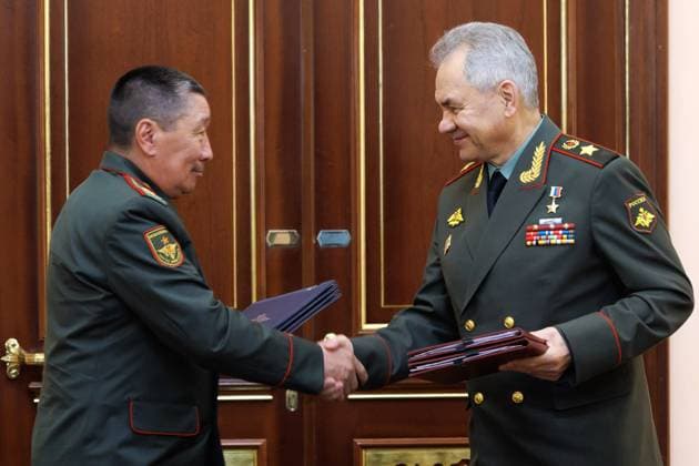 News Themen der Woche KW17 News Bilder des Tages KAZAKHSTAN, ASTANA - APRIL 26, 2024: Kazakhstan s Defence Minister Baktybek Bekbolotov (L) and Russia s Defence Minister Sergei Shoigu shake hands at a signing ceremony for interministerial agreements On Information Exchange and On Cooperation in Detecting and Assessing Radiation, Chemical and Biological Environment . Vadim Savitsky Russian Defence Ministry Press Office TASS  69422173