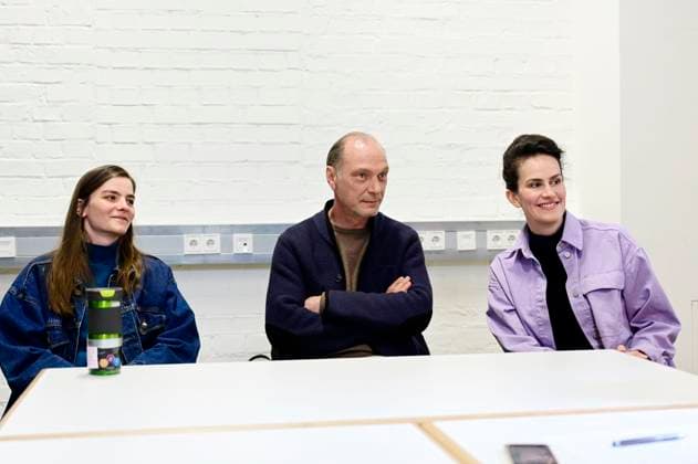 Emilie Neumeister, Martin Brambach und Saralisa Volm beim Fototermin am Set des ARD-Krimis Tatort: Schwesternliebe im Dresdner Kraftwerk Mitte. Dresden, 25.04.2024 *** Emilie Neumeister, Martin Brambach and Saralisa Volm at the photo shoot on the set of the ARD crime thriller Tatort Schwesternliebe at Dresdens Kraftwerk Mitte Dresden, 25 04 2024 Foto:xM.xWehnertx xFuturexImagex tatort_dresden_4403
