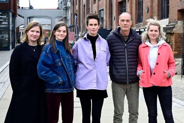 Sirkka Kluge, Emilie Neumeister, Saralisa Volm, Martin Brambach und Cornelia Gröschel beim Fototermin am Set des ARD-Krimis Tatort: Schwesternliebe im Dresdner Kraftwerk Mitte. Dresden, 25.04.2024 *** Sirkka Kluge, Emilie Neumeister, Saralisa Volm, Martin Brambach and Cornelia Gröschel at the photo shoot on the set of the ARD crime thriller Tatort Schwesternliebe at Dresdens Kraftwerk Mitte Dresden, 25 04 2024 Foto:xM.xWehnertx xFuturexImagex tatort_dresden_4412