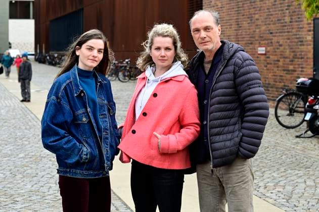 Emilie Neumeister, Cornelia Gröschel und Martin Brambach beim Fototermin am Set des ARD-Krimis Tatort: Schwesternliebe im Dresdner Kraftwerk Mitte. Dresden, 25.04.2024 *** Emilie Neumeister, Cornelia Gröschel and Martin Brambach at the photo shoot on the set of the ARD crime thriller Tatort Schwesternliebe at Dresdens Kraftwerk Mitte Dresden, 25 04 2024 Foto:xM.xWehnertx xFuturexImagex tatort_dresden_4419