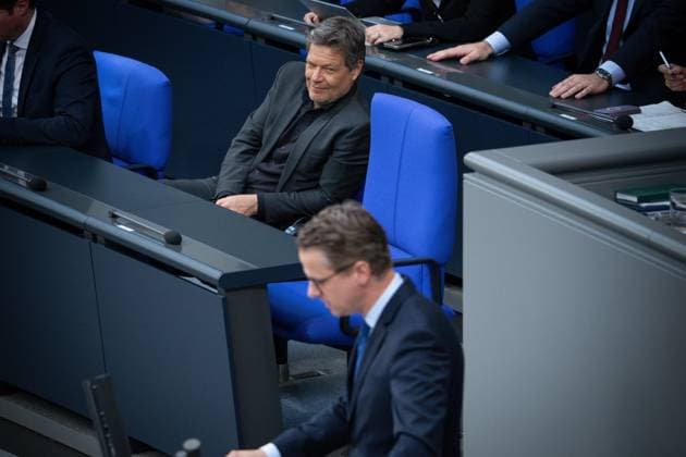 News Themen der Woche KW17 News Bilder des Tages Deutscher Bundestag, 167. Plenarsitzung Dr. Carsten Linnemann (CDU) bei seiner Rede zum Tagesordnungspunkt Wirtschaftspolitik der Bundesregierung und Robert Habeck Bundeswirtschafts- und Klimaminister (Gruene) im Hintergrund bei der 167. Sitzung des Deutschen Bundestag in Berlin, 26.04.2024 Berlin Berlin Deutschland *** German Bundestag, 167th plenary session Dr Carsten Linnemann CDU during his speech on the Federal Governments economic policy agenda item and Robert Habeck Federal Minister for Economic Affairs and Climate Action Gruene in the background at the 167th session of the German Bundestag in Berlin, 26 04 2024 Berlin Berlin Germany