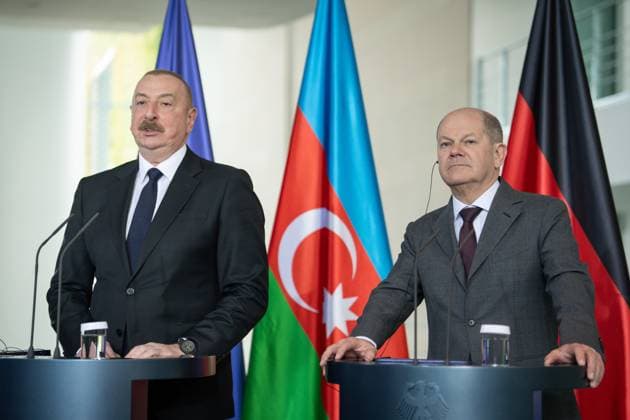 News Themen der Woche KW17 News Bilder des Tages Bundeskanzler empfaengt den Praesidenten der Republik Aserbaidschan im Bundeskanzleramt Bundeskanzler Olaf Scholz gemeinsam mit Ilham Alijew Praesidenten der Republik Aserbaidschan bei der Pressekonferenz im Anschluss an den Besuch des Praesidenten der Republik Aserbaidschan im Bundeskanzleramt in Berlin , Berlin , 26.04.2024 Berlin Berlin Deutschland *** Federal Chancellor receives the President of the Republic of Azerbaijan at the Federal Chancellery Federal Chancellor Olaf Scholz together with Ilham Aliyev President of the Republic of Azerbaijan at the press conference following the visit of the President of the Republic of Azerbaijan to the Federal Chancellery in Berlin , Berlin , 26 04 2024 Berlin Berlin Germany