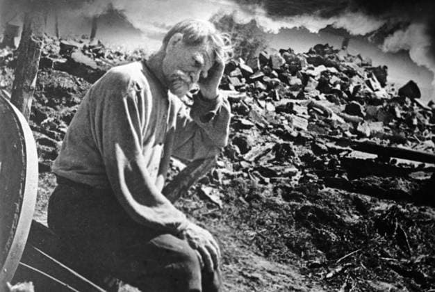 Archivbilder der Woche KW17 WWII RUINS OLD MAN 57611 21.09.1943 An elderly resident of a village burned down by the Germans sitting outside the ruins of his house. Kazimir Sputnik Chernihiv region Ukraine  Copyright: xKazimirx