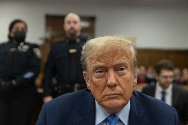 News Themen der Woche KW17 News Bilder des Tages Former President Donald Trump sits in the courtroom waiting for the start of his criminal trial at Manhattan Criminal Court in New York on Friday, April 26, 2024. Trump is facing charges he allegedly falsified business records to cover up a sex scandal during the 2016 presidential campaign. Pool photo by Jeenah Moon  NYP20240426703 JeenahxMoon