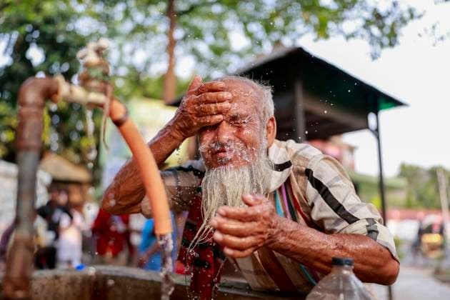 News Themen der Woche KW17 News Bilder des Tages April 26, 2024, Dhaka, Bangladesh: People use roadside tap water to cool down themselves during the heat wave in Dhaka, Bangladesh, April 26, 2024. The country s capital, Dhaka, saw the temperature reach 40.6 degrees Celsius (105.1 degrees Fahrenheit) on April 16, the highest in 58 years, making people s lives unbearable for more than a week with low humidity in the air, according to Bangladesh Meteorological Department (BMD) officials. Five types of gas layers have been created in Dhaka s air. These gases have been produced from garbage dumps, brick kilns, vehicles and the fumes emitting from industries. These gases are increasing the temperature of Dhaka s air and the ground. Added to the heat wave, these harmful gases are making Dhaka we - ZUMAd117 20240426_fap_d117_028 Copyright: xSuvraxKantixDasx
