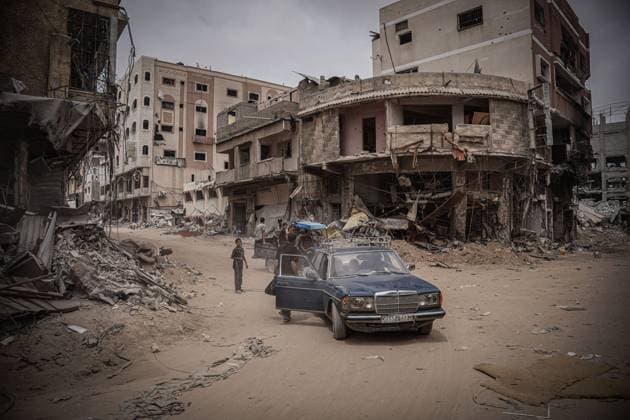 Bilder des Jahres 2024, News 04 April News Themen der Woche KW17 News Bilder des Tages April 26, 2024, Gaza City, Gaza City, Gaza Strip: A taxi driver transports people to their destroyed homes to get out what is left of them Gaza City Gaza Strip - ZUMAa249 20240426_znp_a249_012 Copyright: xSaherxAlghorrax