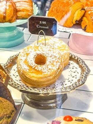 Cronuts are the trendy pastry from New York City: croissants in donut shape *** cronuts are The trendy Pastry from New York City Croissants in Donut Shape Copyright: imageBROKER Hans-WernerxRodrian iblhro10490981.jpg RECORD DATE NOT STATED