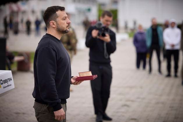 Bilder des Jahres 2024, News 04 April News Themen der Woche KW17 News Bilder des Tages April 26, 2024, Slavutych, Chernihiv Oblast, Ukraine: Ukrainian President Volodymyr Zelenskyy, left, presents state awards to survivors and family members of the 1986 Chornobyl nuclear power plant disaster on the 38th anniversary, April 26, 2024, in Slavutych, Ukraine. The Russian invasion of Ukraine has threatened a similar disaster with the Ukrainian Zaporizhzhia nuclear power plant occupied by Russian forces. Slavutych Ukraine - ZUMAp138 20240426_zaa_p138_031 Copyright: xUkrainexPresidency UkrainianxPrex