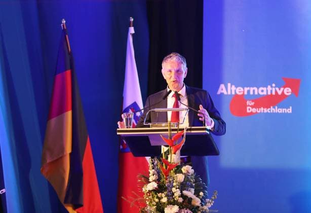 News Bilder des Tages Landesparteitag AfD Thueringen 27.04.2024, Pfiffelbach, Hotel Pfiffelburg, Landesparteitag der Alternative für Deutschland, Landesverband Thueringen, Themen sind u.a. Beratung und Beschlussfassung ueber das Wahlprogramm zur Landtagswahl 2024 im Bild: Fraktionsvorsitzender Bjoern Hoecke (AfD) *** State party conference AfD Thuringia 27 04 2024, Pfiffelbach, Hotel Pfiffelburg, State party conference of the Alternative for Germany, Thuringia state association, topics include consultation and resolution on the election program for the 2024 state elections in the picture parliamentary group leader Bjoern Hoecke AfD